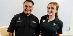 Lili Robles junto al titular del ISDE, ambos con playera negra, durante la grabación del podcast Orgullo Sinaloense.